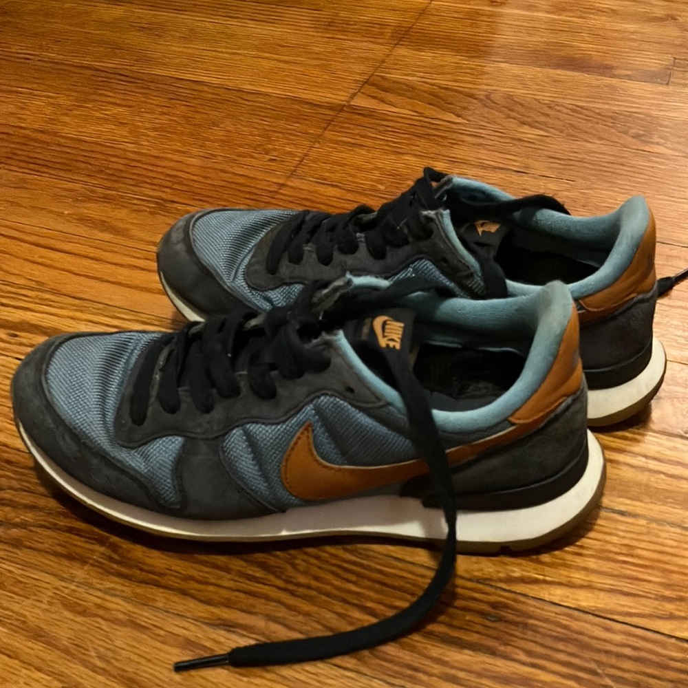 Nike internationalist sneakers women’s size 7 retro running vintage 80s inspired
